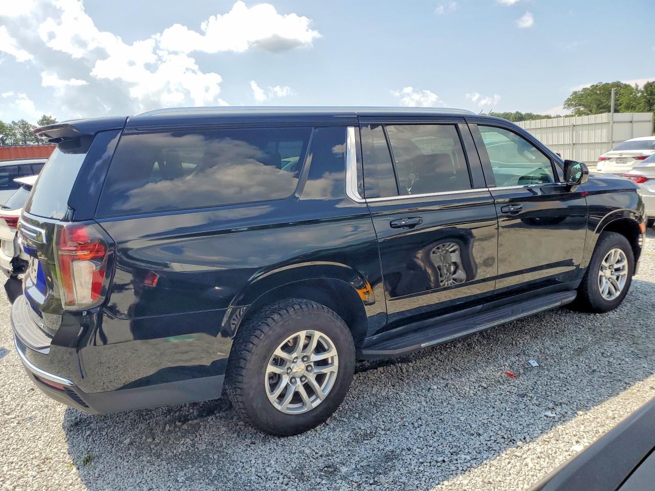2021 Chevrolet Suburban C1500 Lt - zdjęcie 3