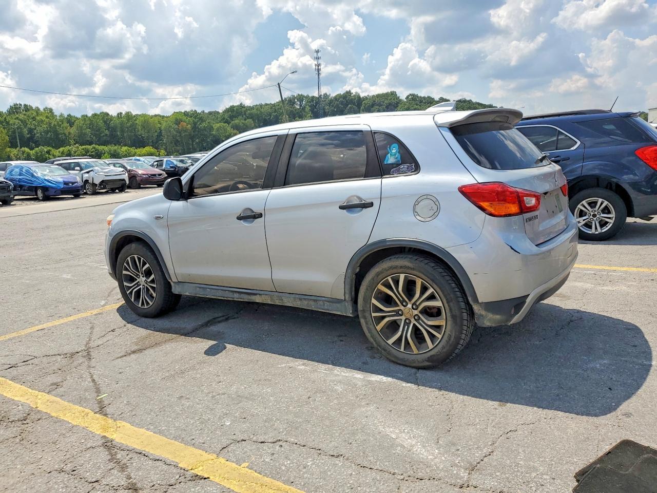 2017 Mitsubishi Outlander Sport Es - zdjęcie 2