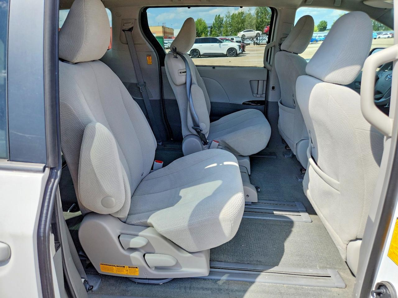 2014 Toyota Sienna Le - zdjęcie 11