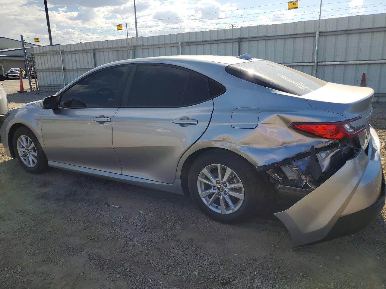 2026 Toyota Camry Le - zdjęcie 2