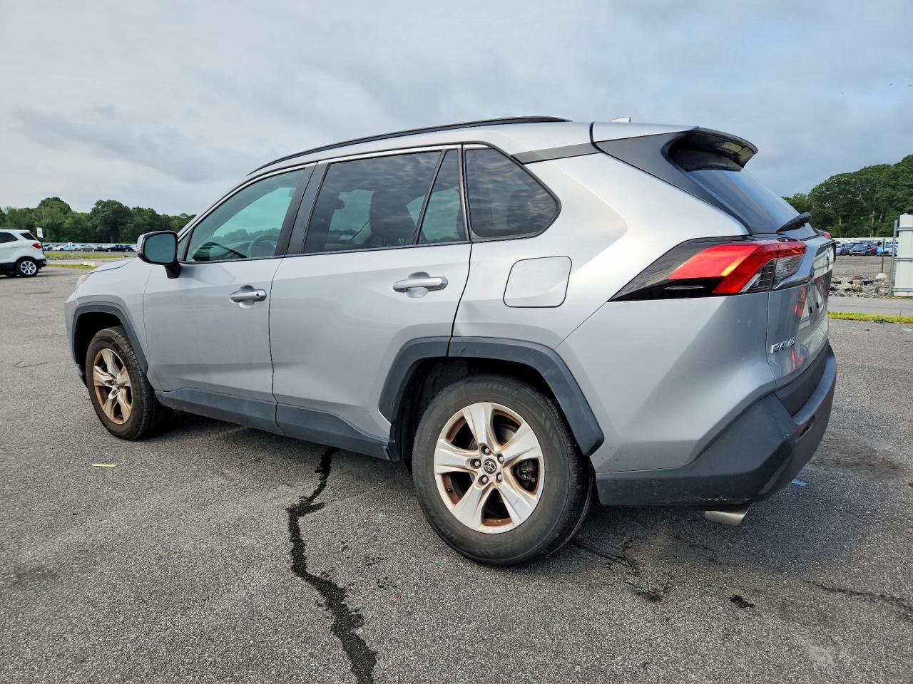 2021 Toyota Rav4 Xle - zdjęcie 2