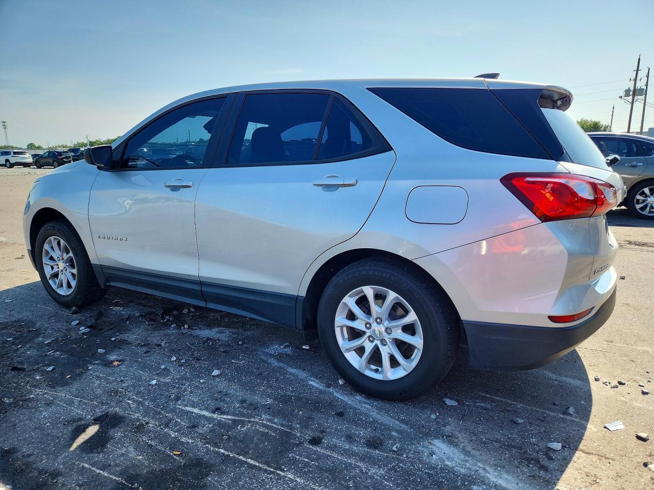 2020 Chevrolet Equinox Ls - zdjęcie 2