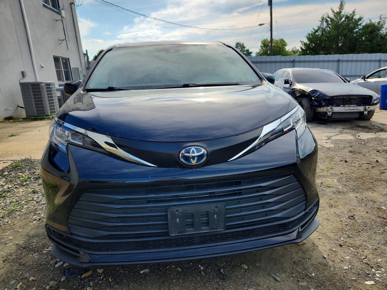 2022 Toyota Sienna Le - zdjęcie 5