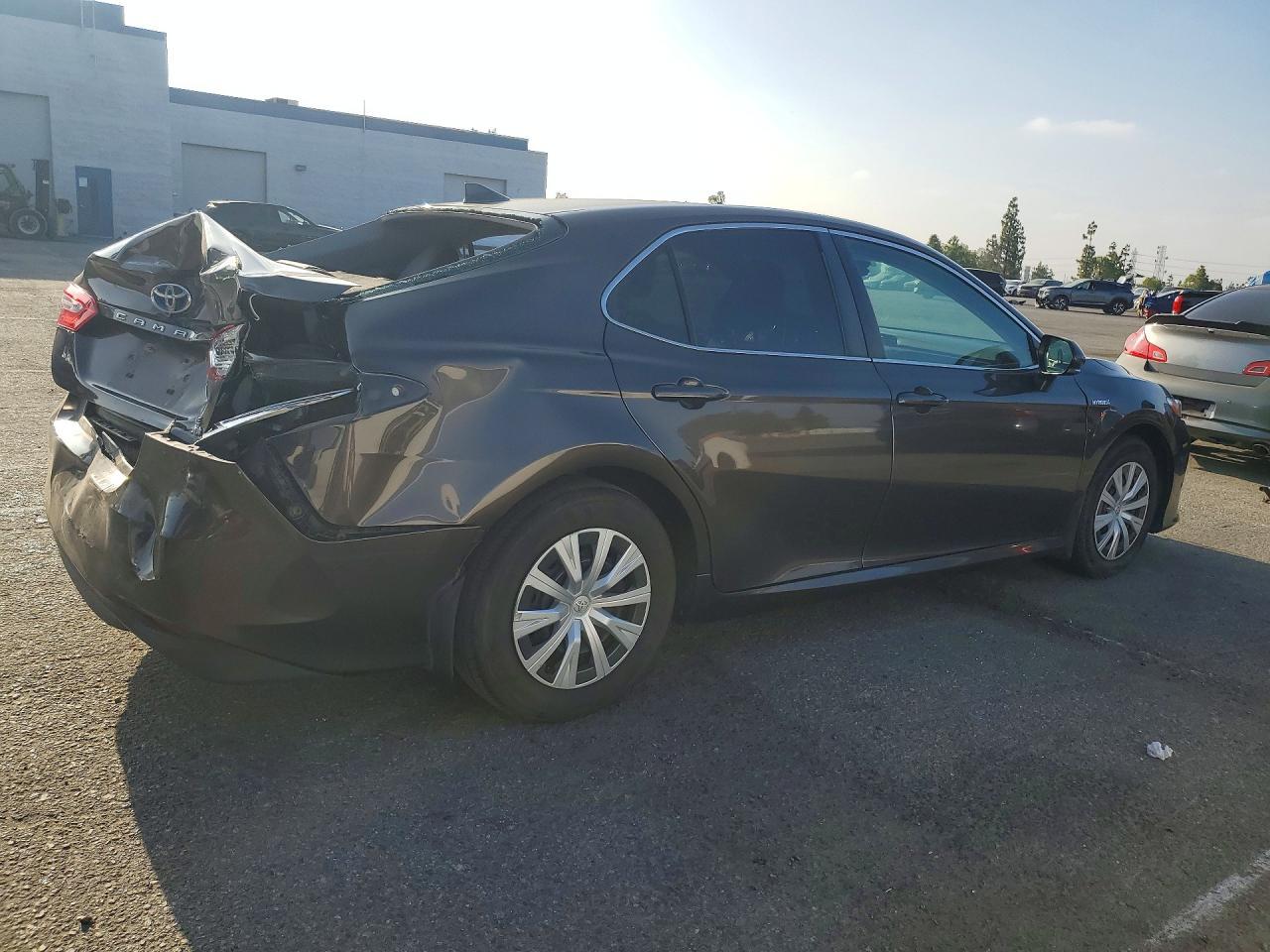 2020 Toyota Camry Le - zdjęcie 3