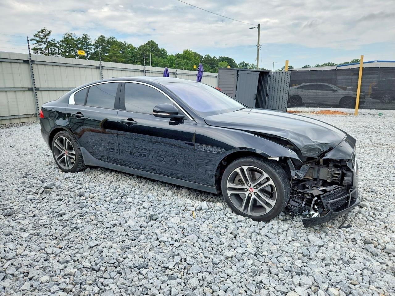 2017 Jaguar Xe Premium - zdjęcie 4