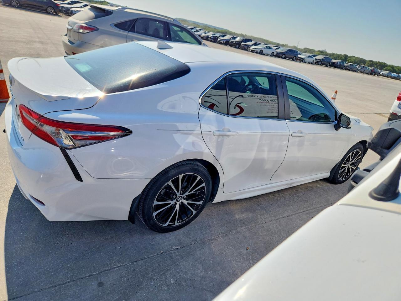 2019 Toyota Camry Se - zdjęcie 3