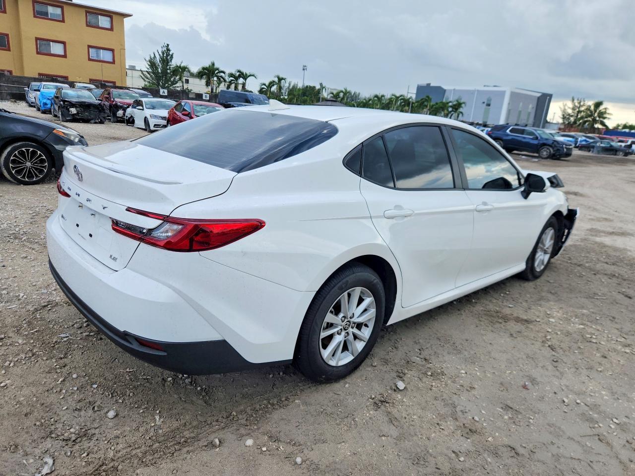 2025 Toyota Camry Le - zdjęcie 3