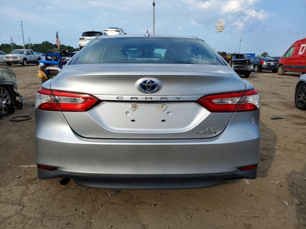 2019 Toyt Camry Le - zdjęcie 6