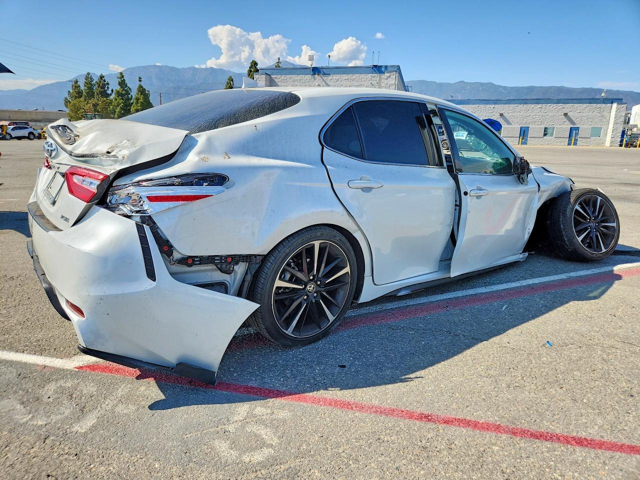 2020 Toyota Camry Xse - zdjęcie 3