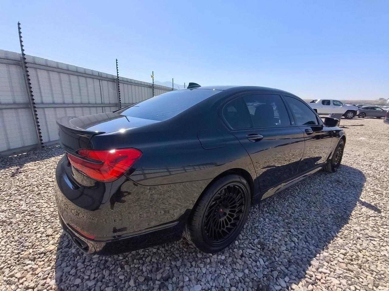 2017 BMW Seria 7 B7 - zdjęcie 3