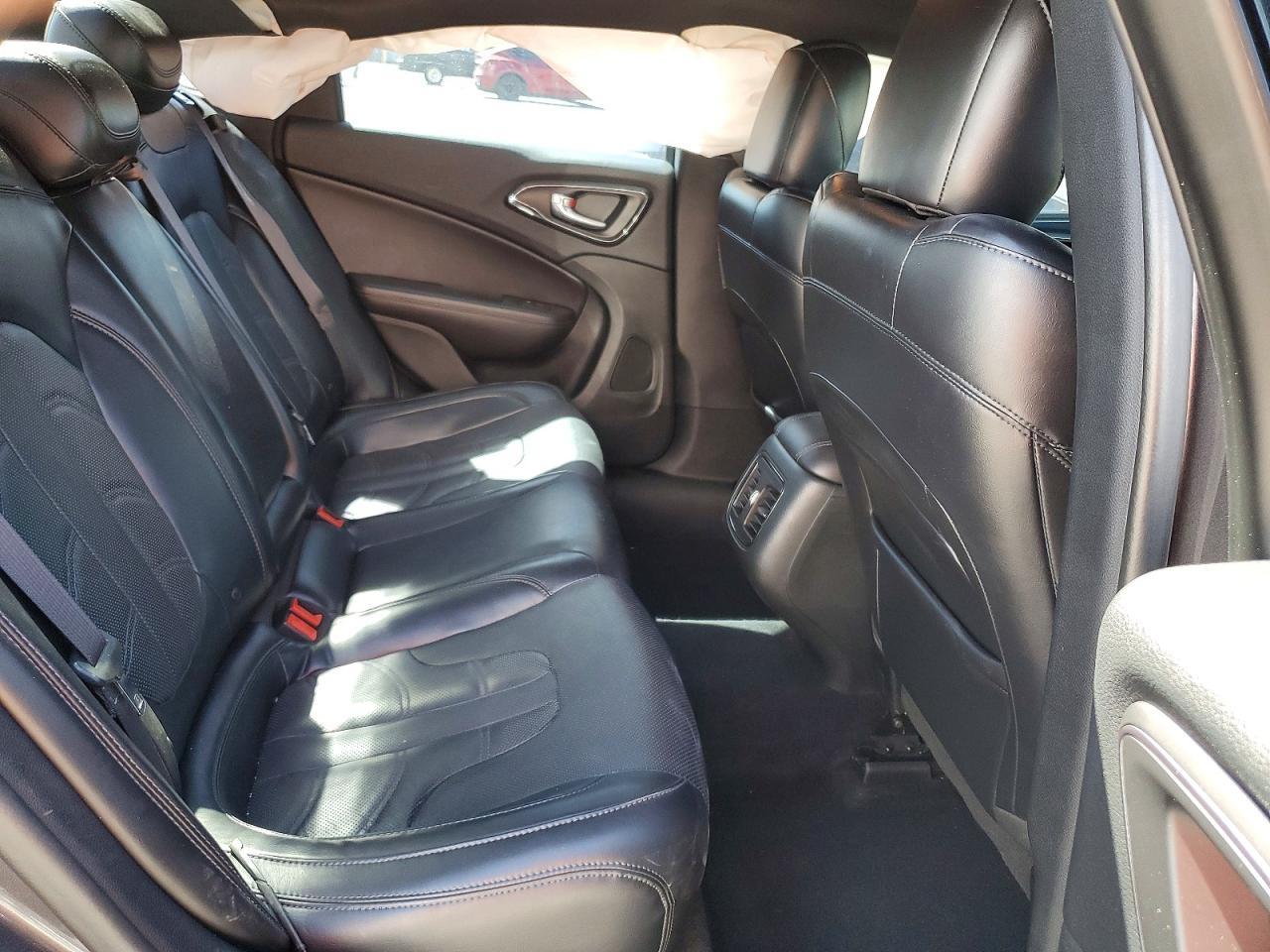 2015 Chrysler 200 S - zdjęcie 10