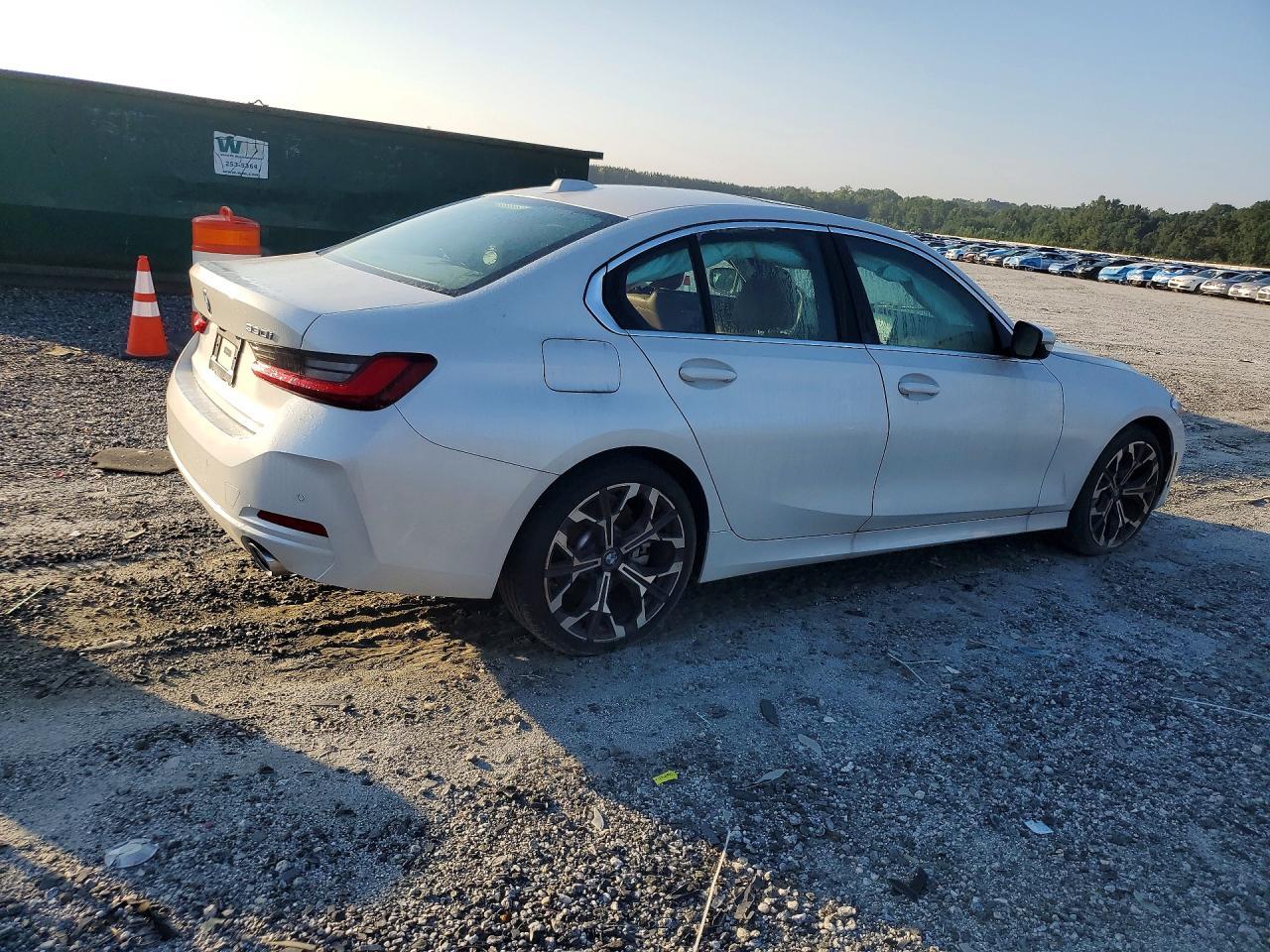 2025 BMW 330I - zdjęcie 3