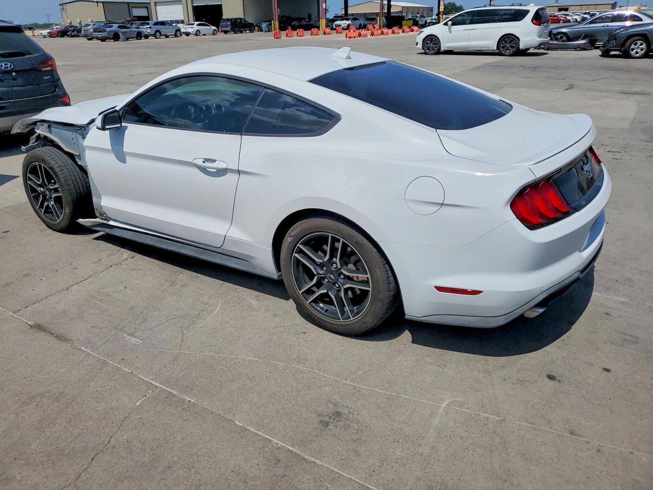 2021 Ford Mustang - zdjęcie 2
