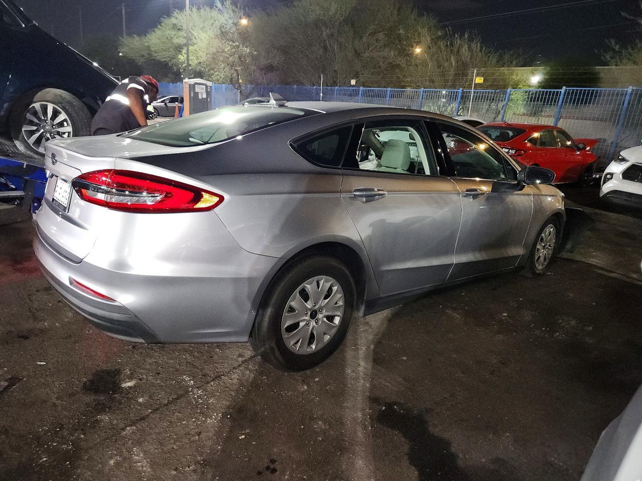 2020 Ford Fusion S - zdjęcie 3