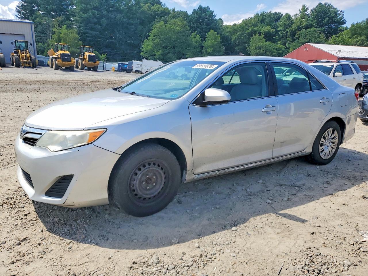 2014 Toyota Camry Le - zdjęcie główne