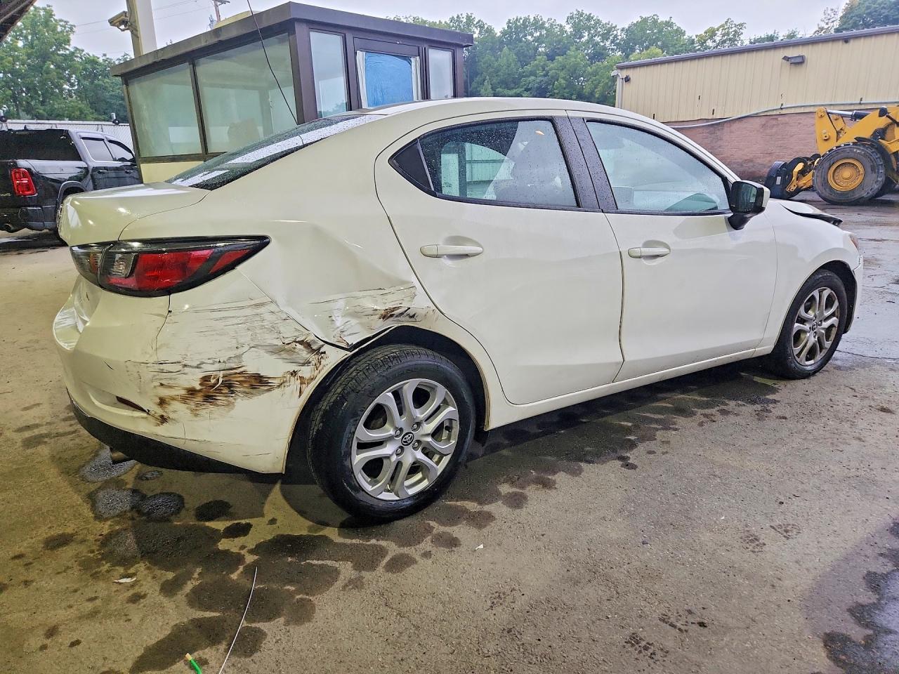 2018 Toyota Yaris Ia Base - zdjęcie 3