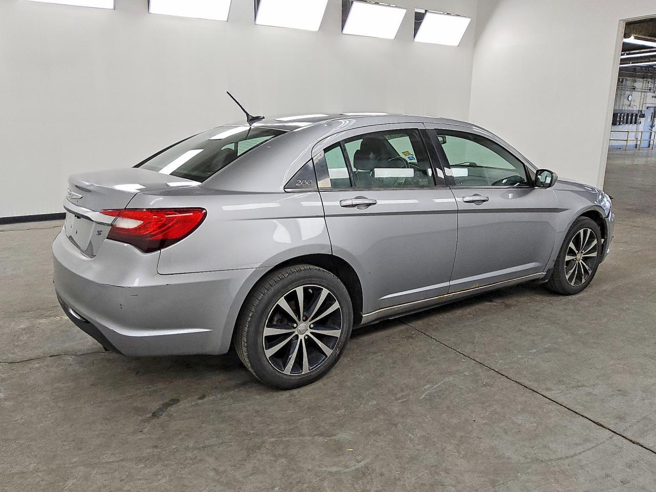 2013 Chrysler 200 Touring - zdjęcie 3