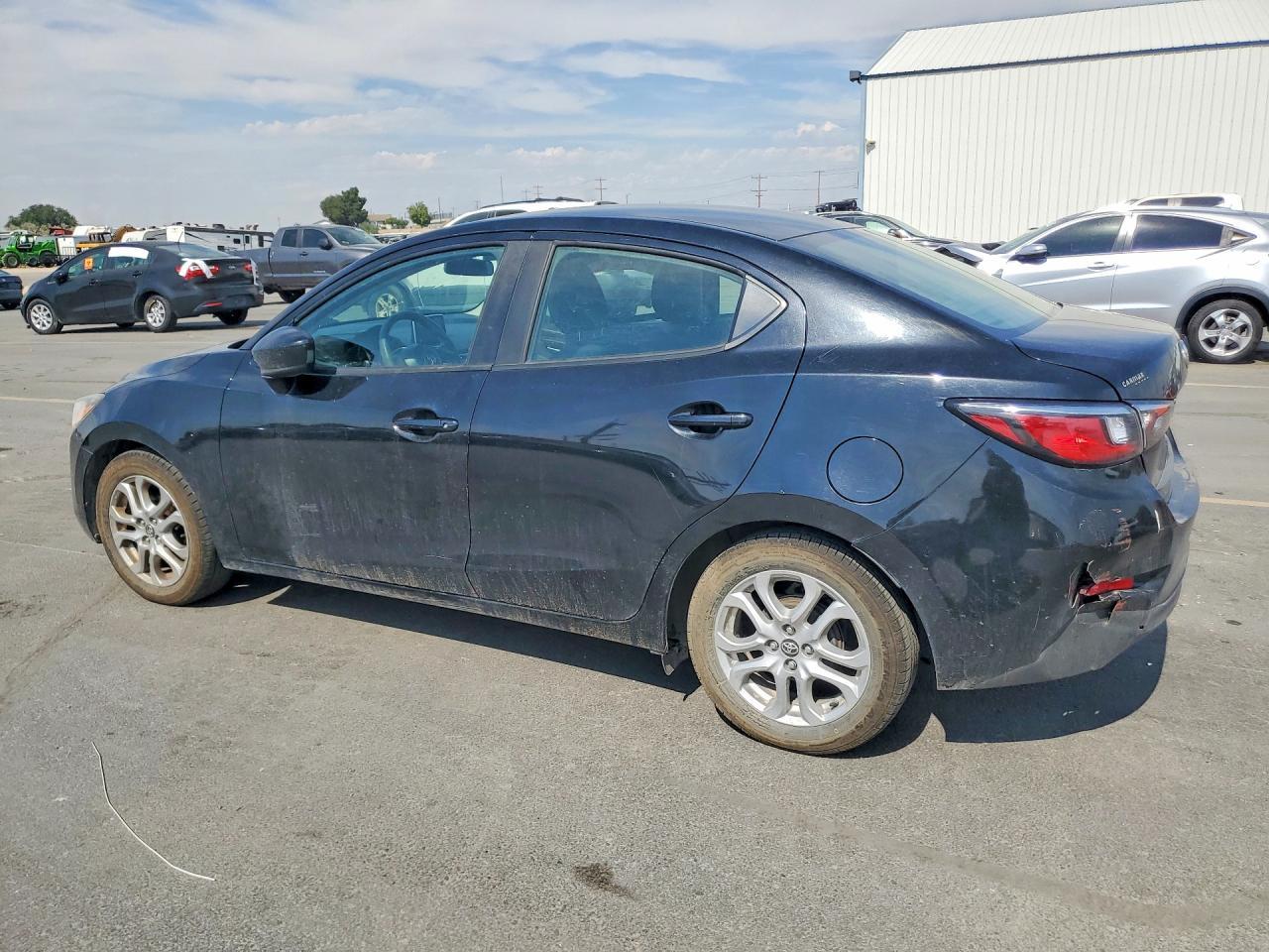 2017 Toyota Yaris Ia Base - zdjęcie 2