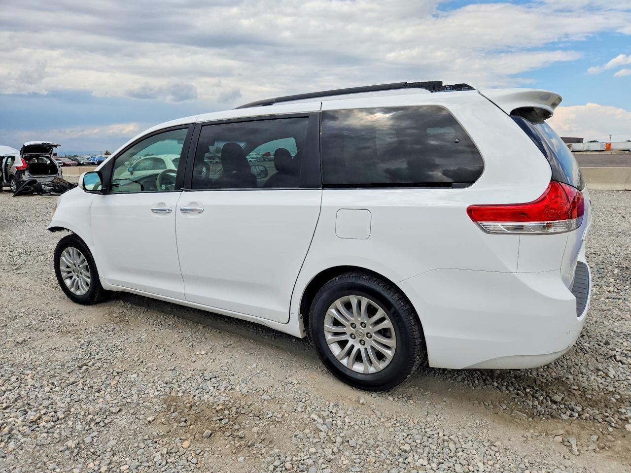 2014 Toyota Sienna Xle 8-Passenger - zdjęcie 2