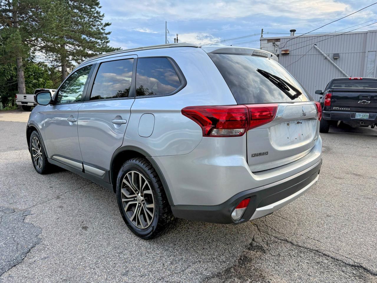 2016 Mitsubishi Outlander Se - zdjęcie 3