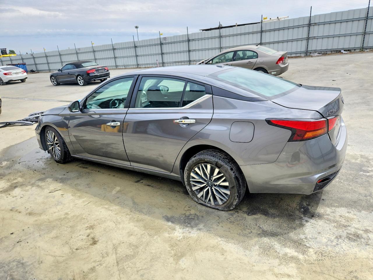 Nissan Altima - zdjęcie 2