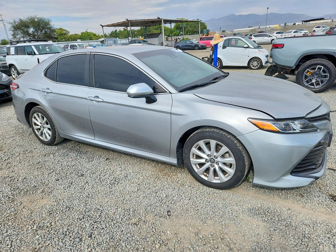 2020 Toyota Camry Le - zdjęcie 4