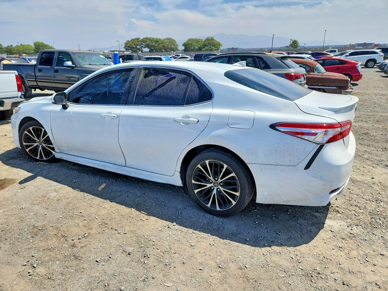 2020 Toyota Camry Se - zdjęcie 2