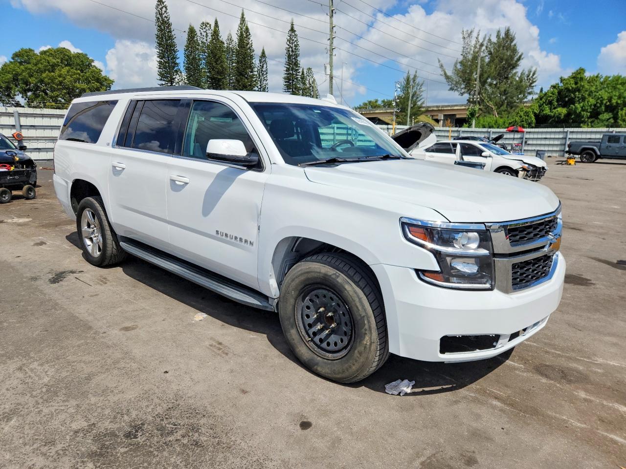 2016 Chevrolet Suburban C1500 Ls - zdjęcie 4