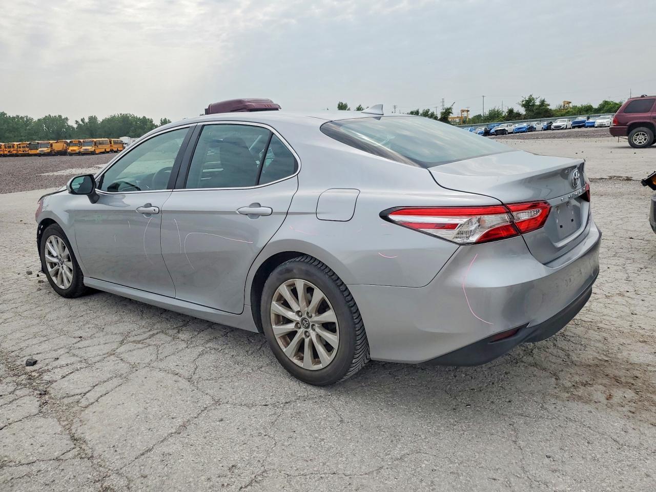 2019 Toyota Camry Le - zdjęcie 2