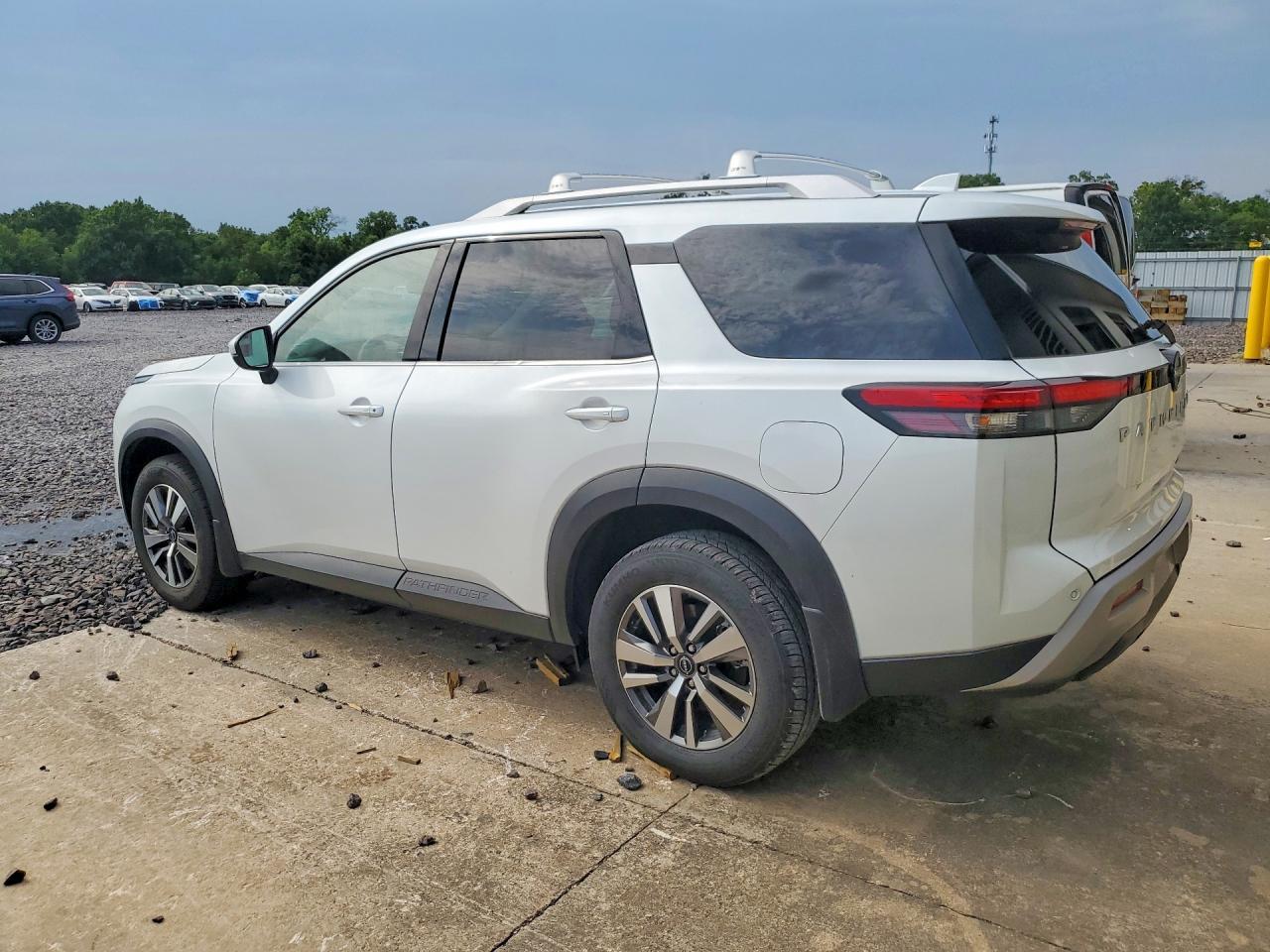 2025 Nissan Pathfinder Sl - zdjęcie 2