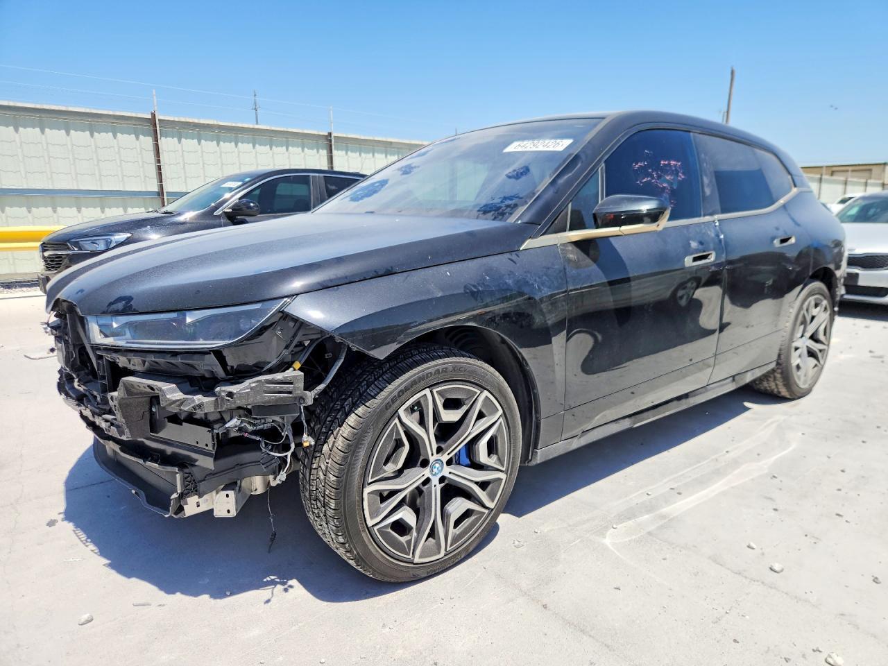 BMW iX - zdjęcie 1