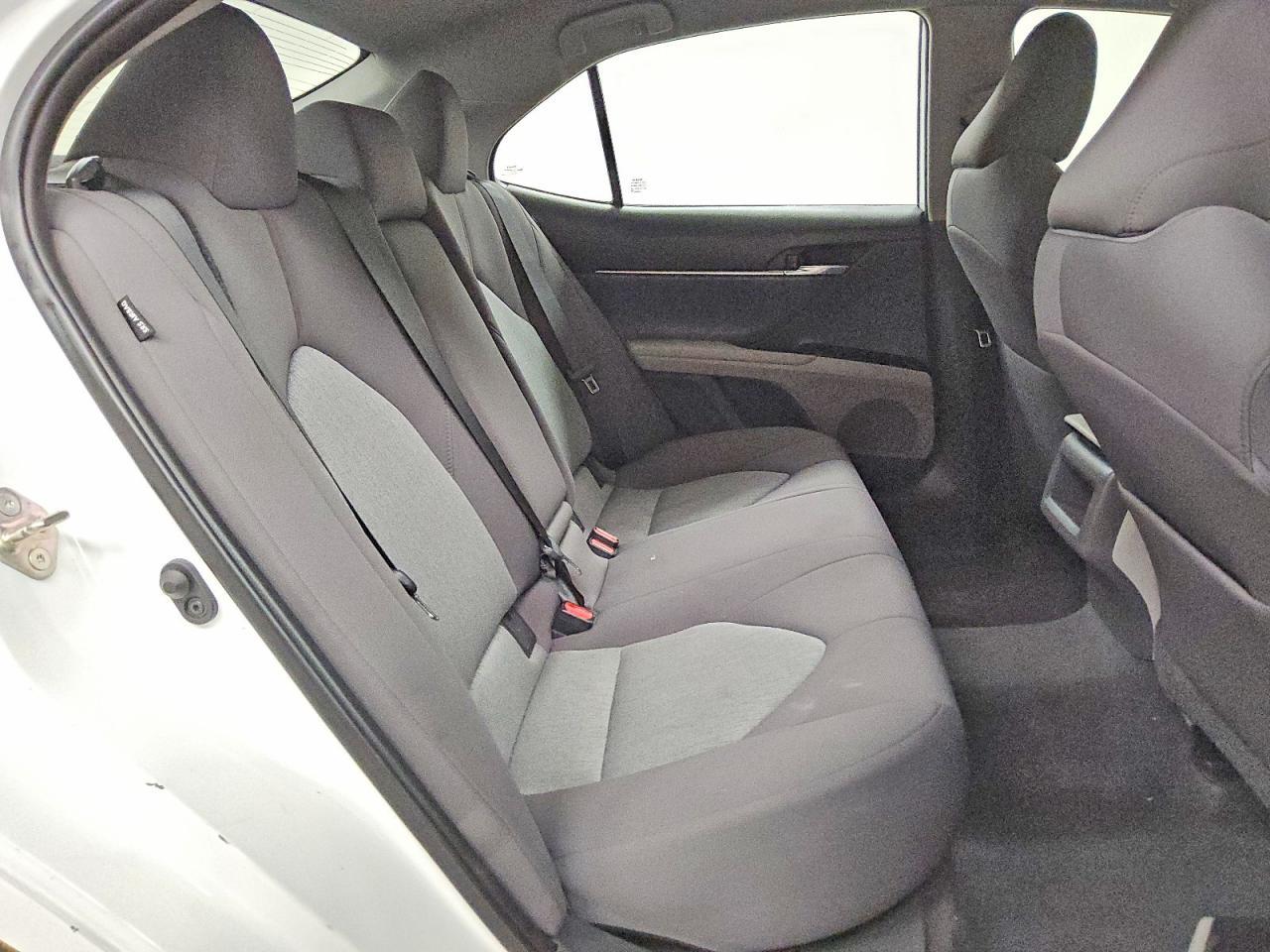 2020 Toyota Camry Le - zdjęcie 10