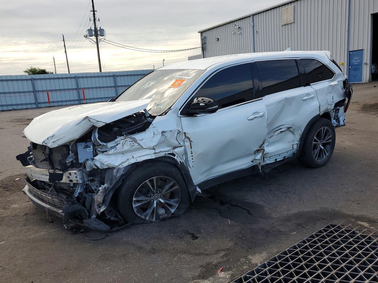 2019 Toyota Highlander Le Plus - zdjęcie główne