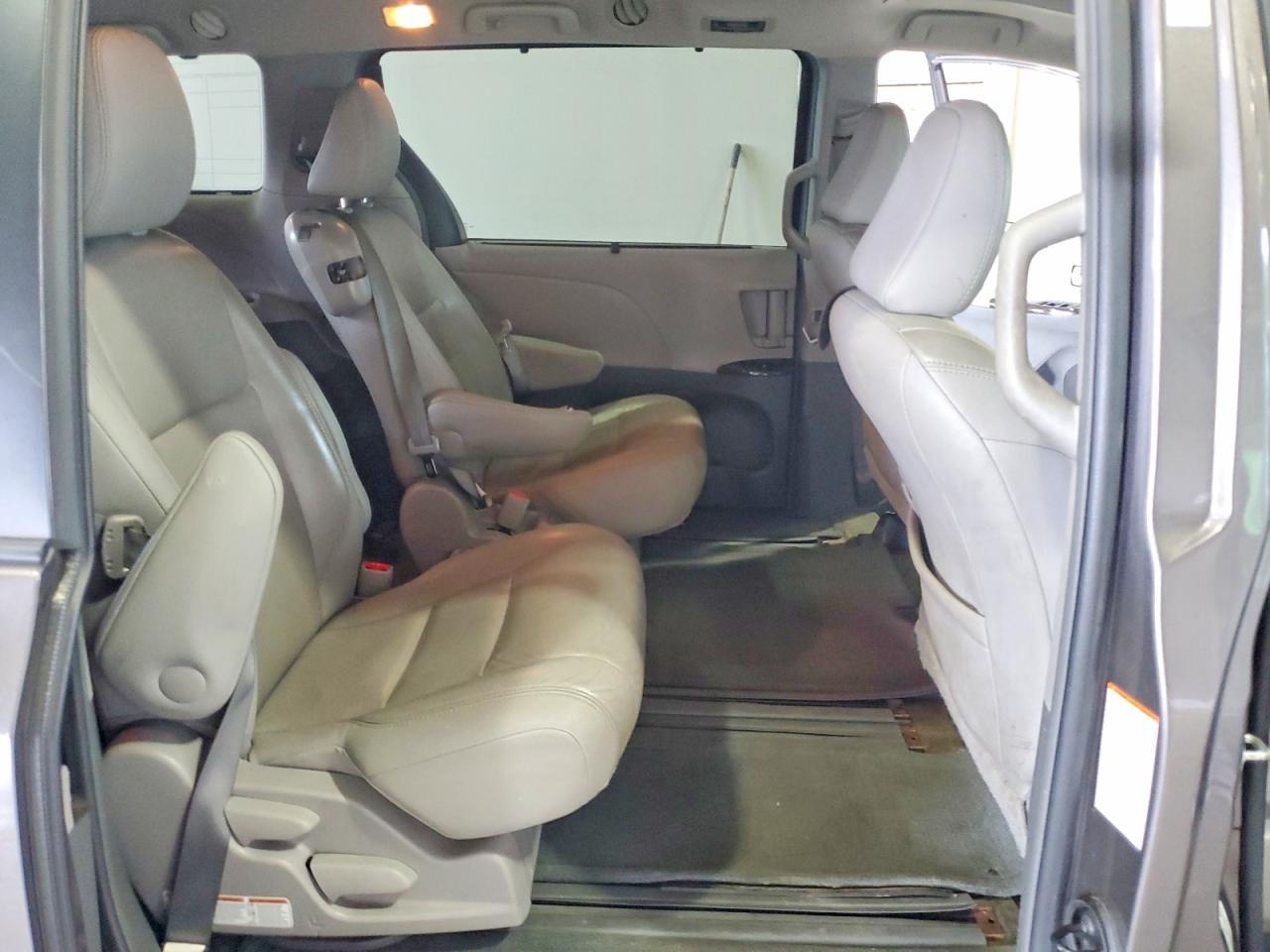2017 Toyota Sienna Xle Premium 8-Passenger - zdjęcie 11