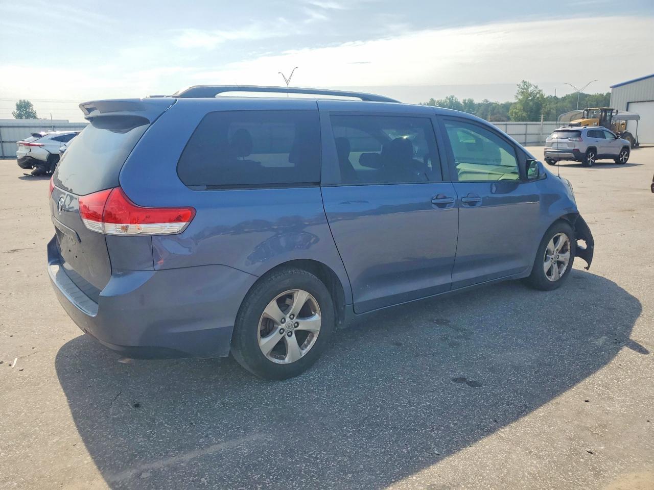 2014 Toyota Sienna Le - zdjęcie 3