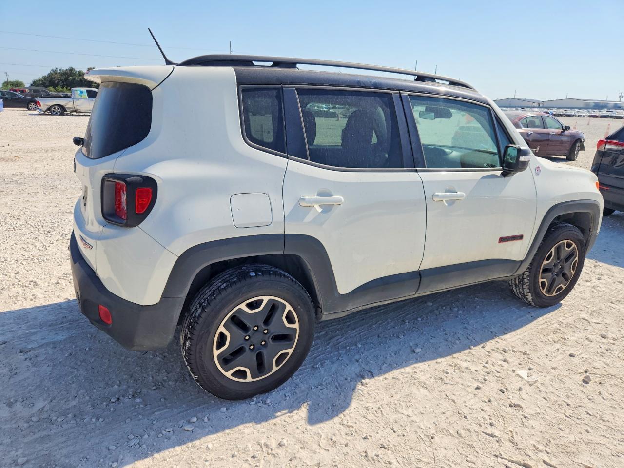 2017 Jeep Renegade Trailhawk - zdjęcie 3