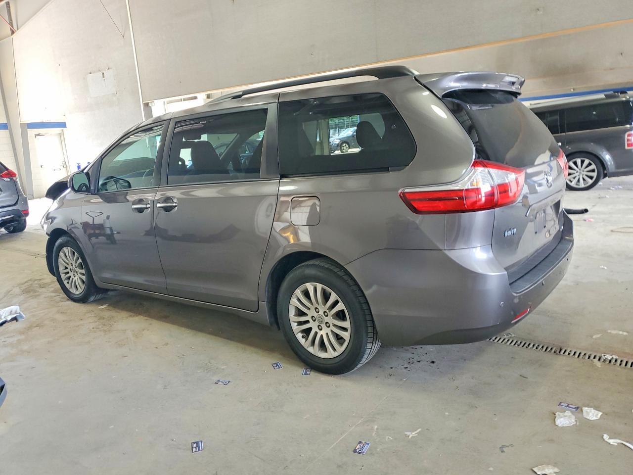 2017 Toyota Sienna Xle Premium 8-Passenger - zdjęcie 2