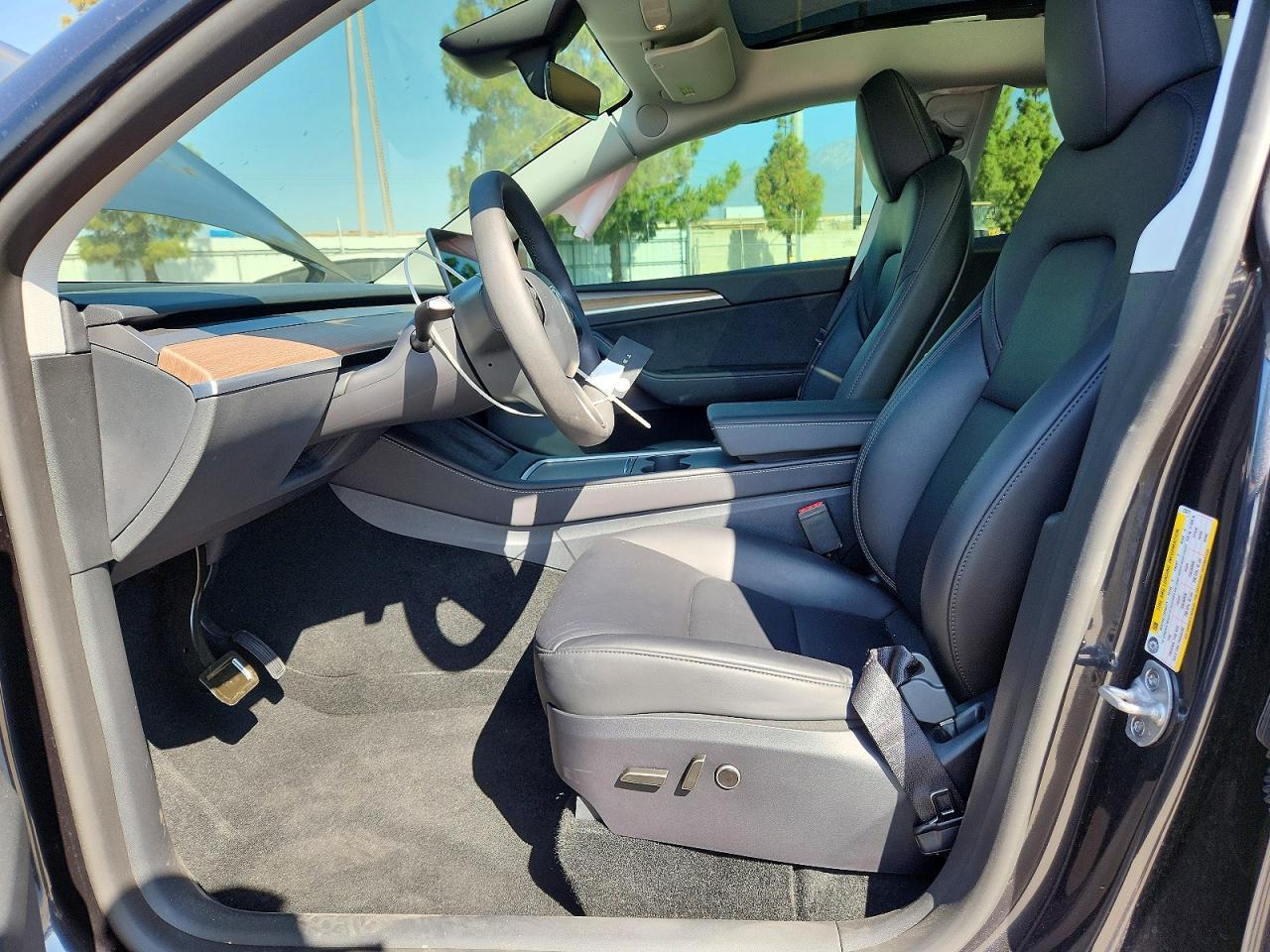 2025 Tesla Model Y - zdjęcie 7