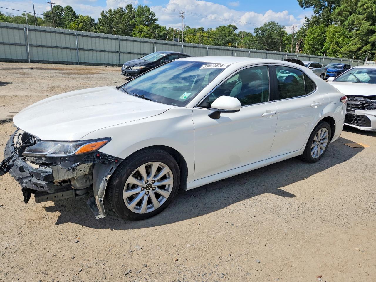 2018 Toyota Camry Le - zdjęcie główne