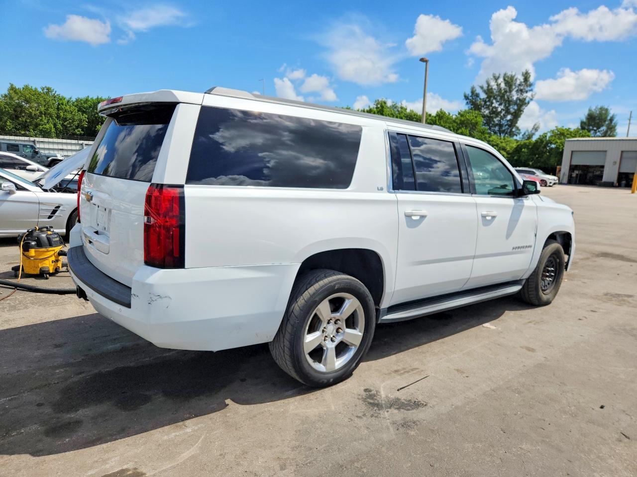 2016 Chevrolet Suburban C1500 Ls - zdjęcie 3