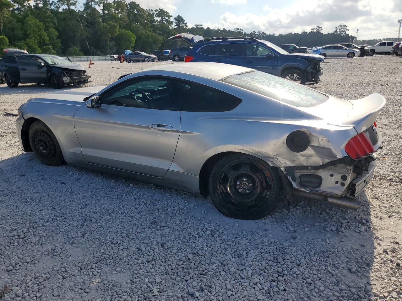 2017 Ford Mustang - zdjęcie 2
