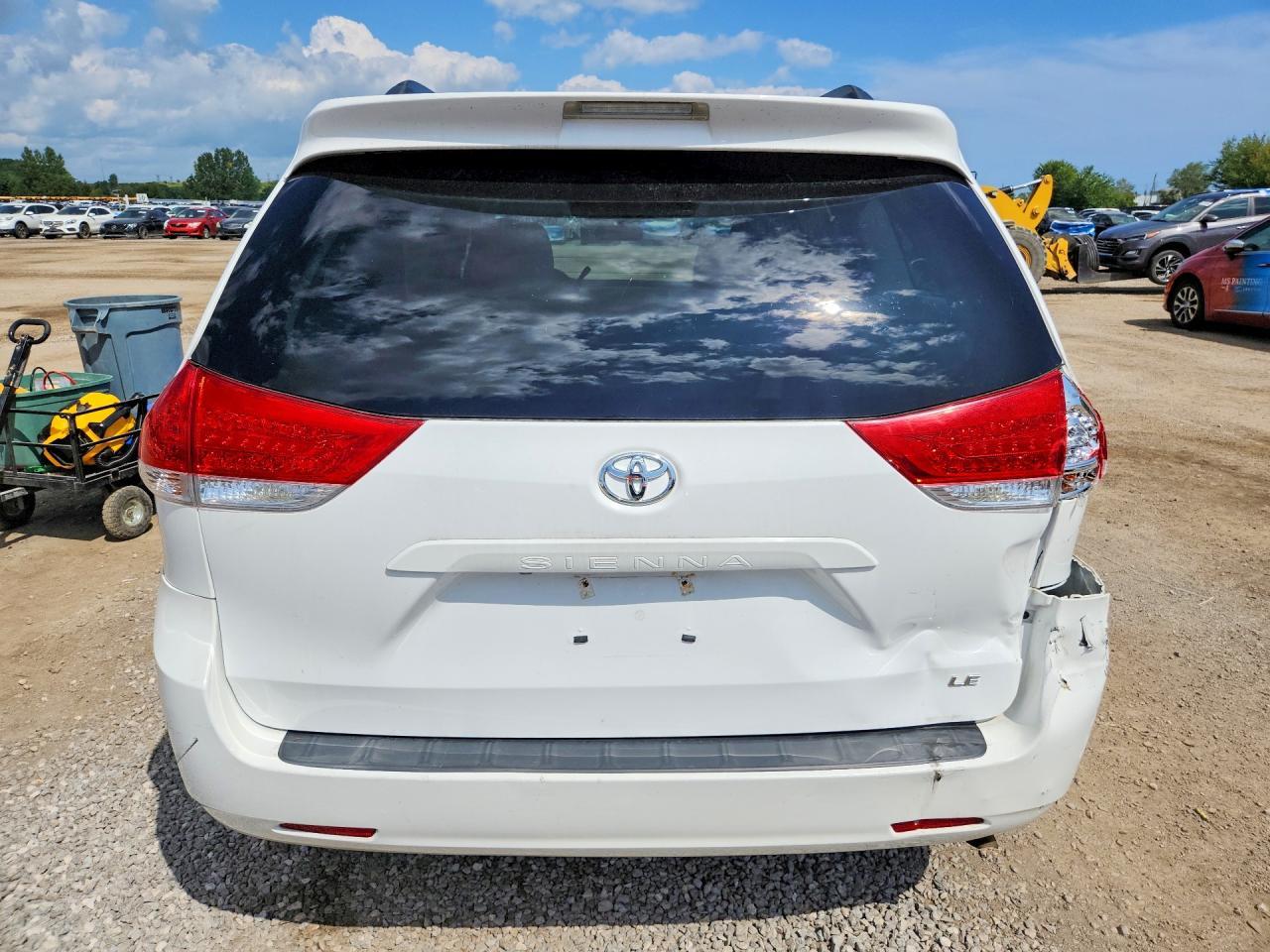 2014 Toyota Sienna Le - zdjęcie 6