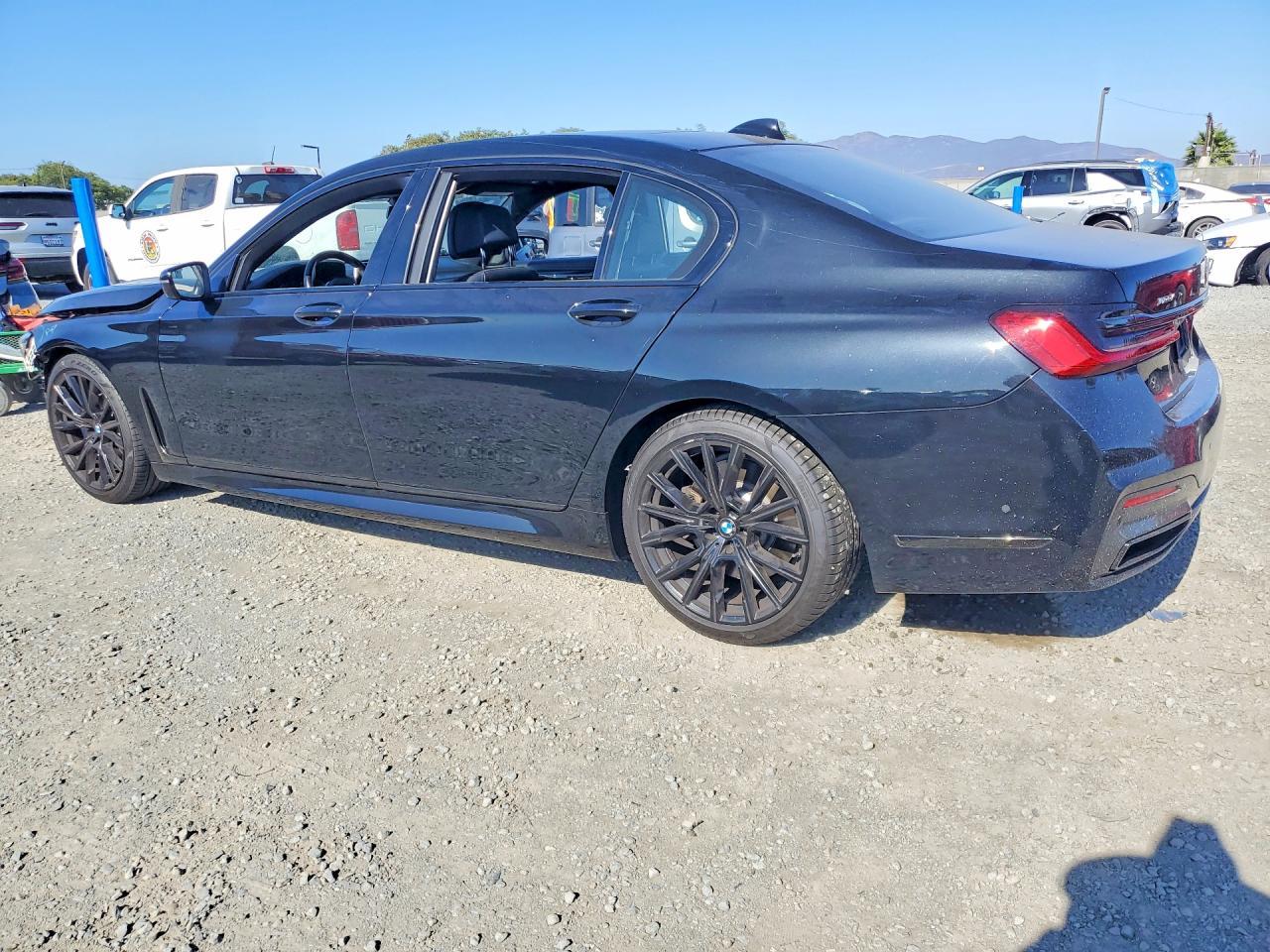 2021 BMW 750 Xi - zdjęcie 2