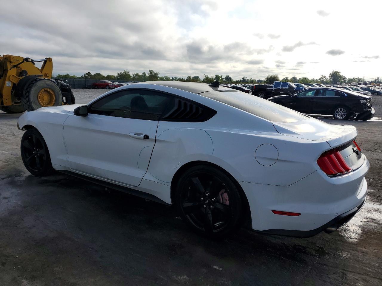 Ford Mustang Coupe - zdjęcie 2