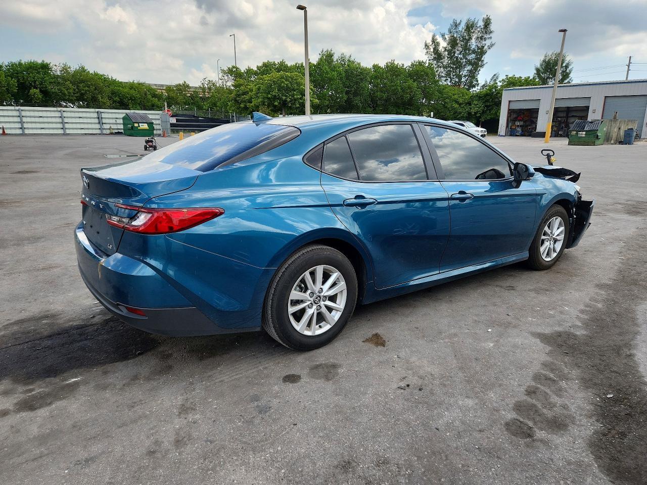 2026 Toyota Camry Le - zdjęcie 3