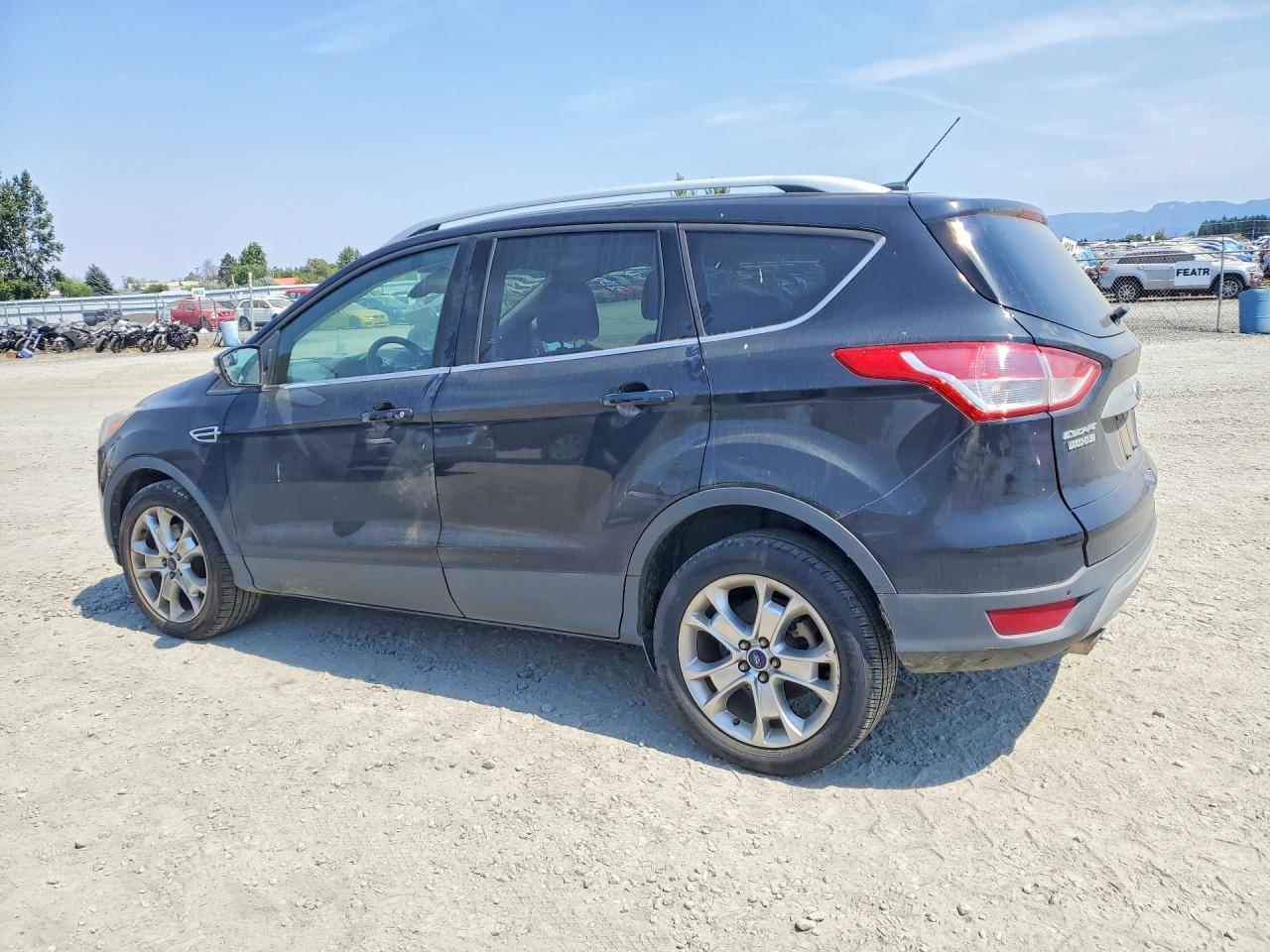 2014 Ford Escape Titanium - zdjęcie 2