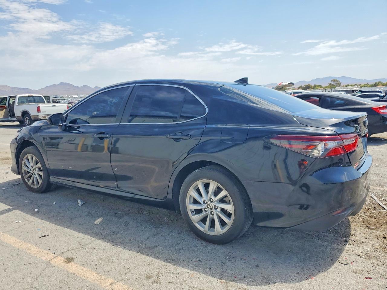 2023 Toyota Camry Le - zdjęcie 2