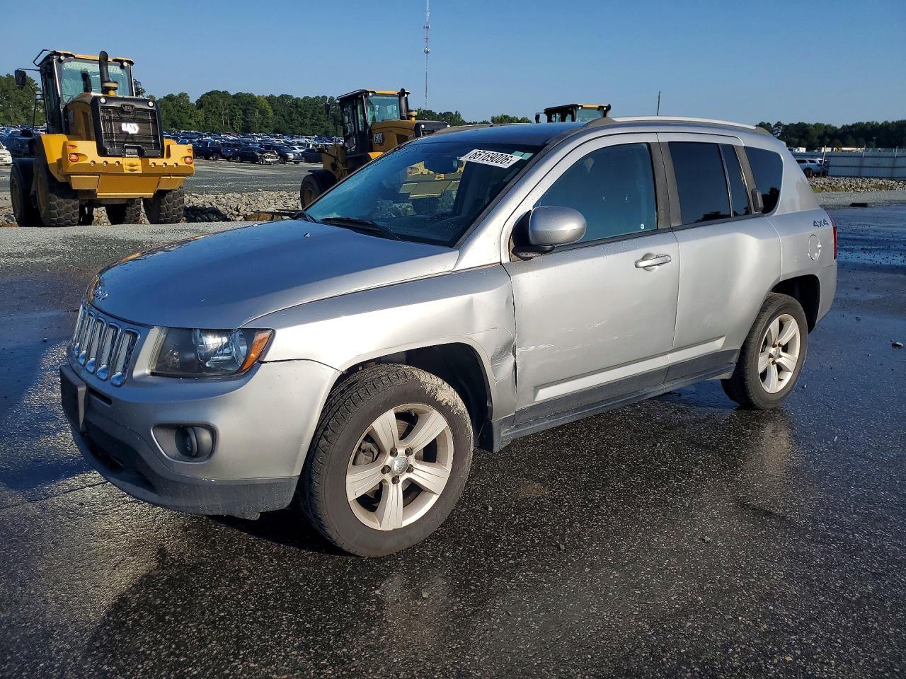2016 Jeep Compass Latitude - zdjęcie główne