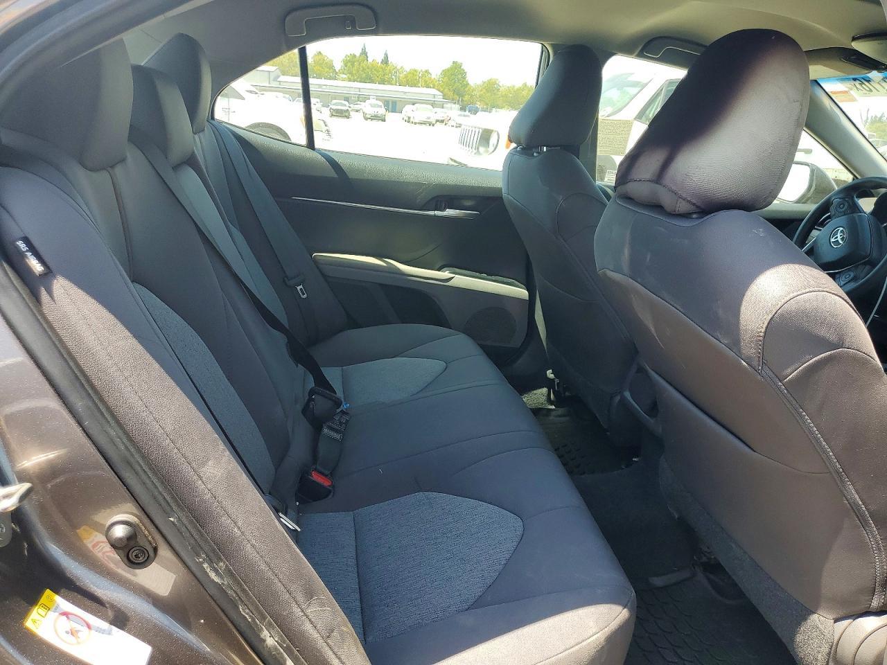 2019 Toyota Camry Le - zdjęcie 10