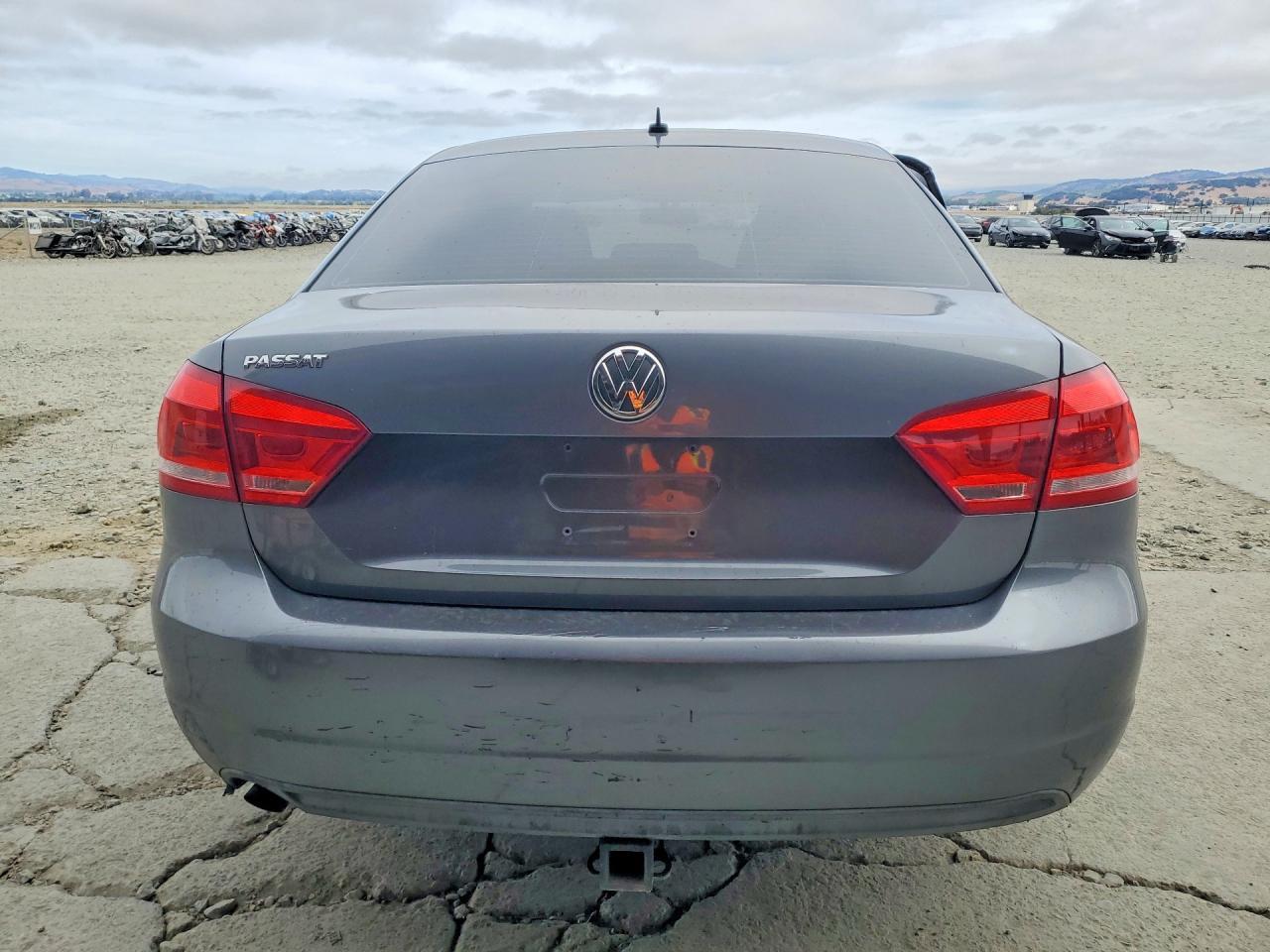 2013 Volkswagen Passat S - zdjęcie 6